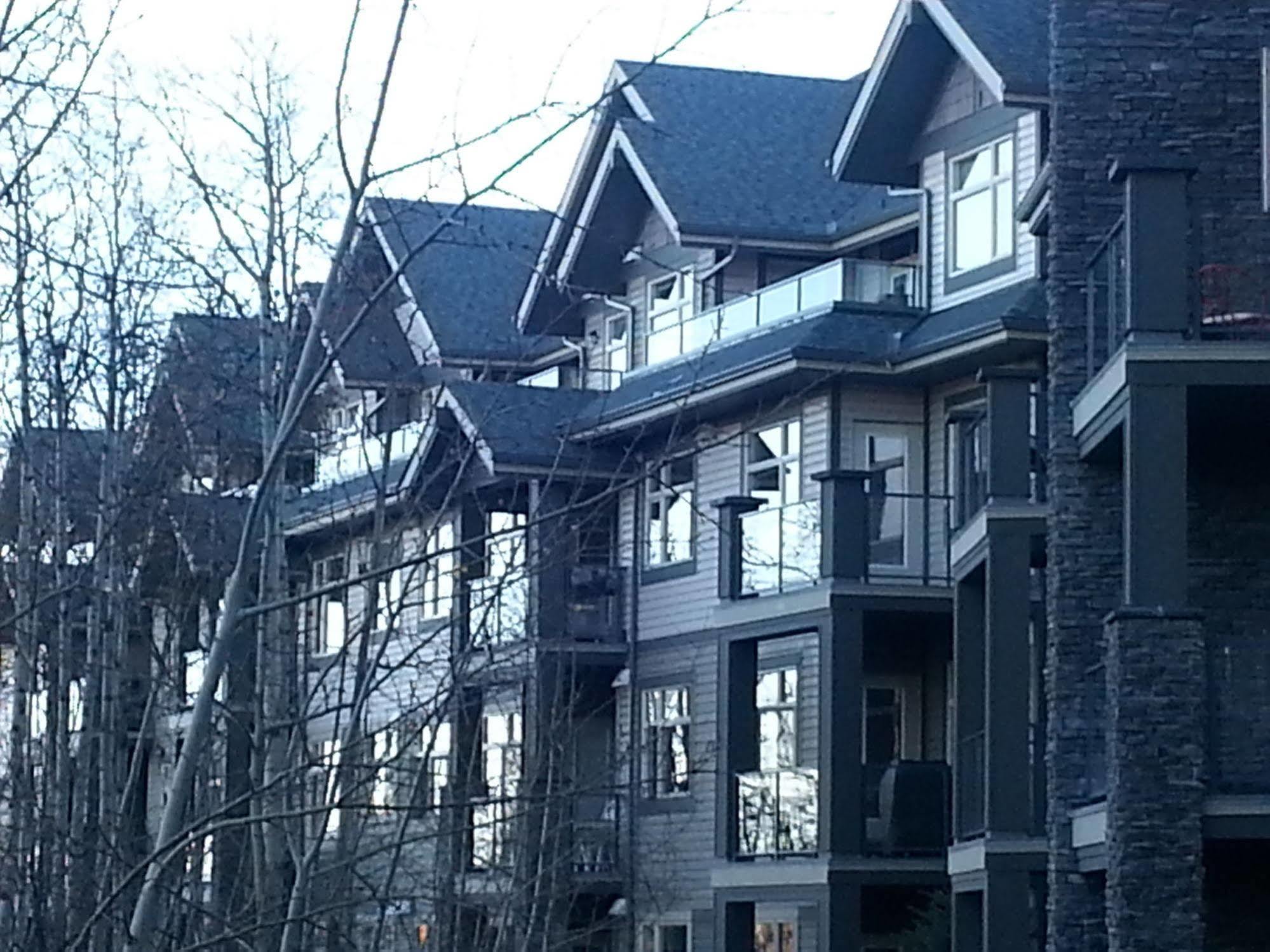 Pinnacle Inn & Suites Aspen YYC Exteriér fotografie