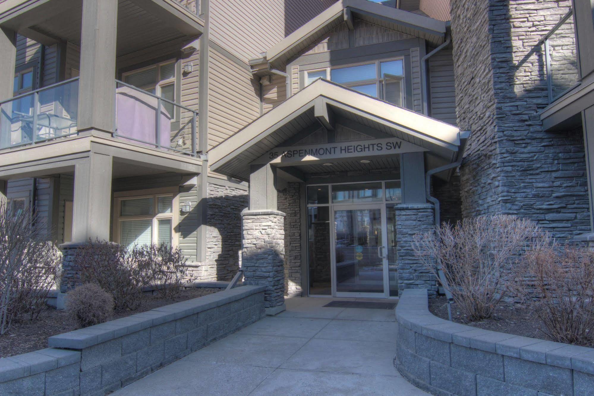 Pinnacle Inn & Suites Aspen YYC Exteriér fotografie